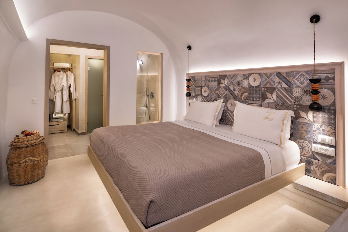 Cave Suite Indoor Hot Tub Shared Balcony | Egyptian cotton sheets, premium bedding, Tempur-Pedic beds, minibar