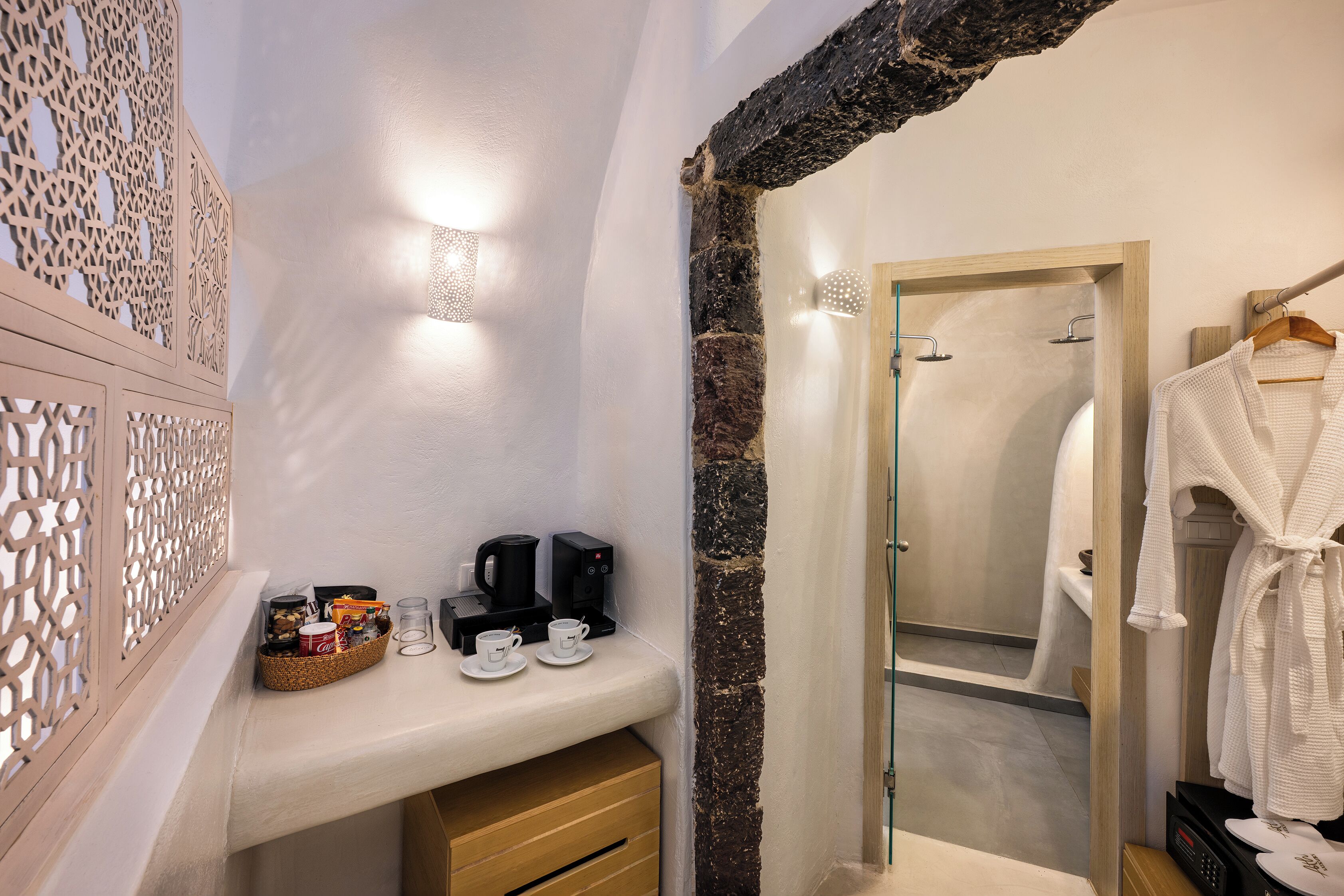 Cozy Suite Indoor Hot Tub, Shared Balcony | ผ้าปูที่นอน Frette จากอิตาลี, เครื่องนอนระดับพรีเมียม