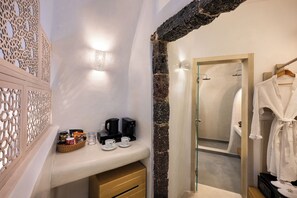 Cozy Suite Indoor Hot Tub, Shared Balcony