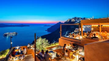 2 restaurants; breakfast, lunch, dinner and brunch served