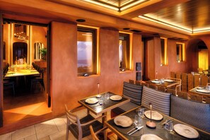 2 restaurants; breakfast, lunch, dinner, and brunch served