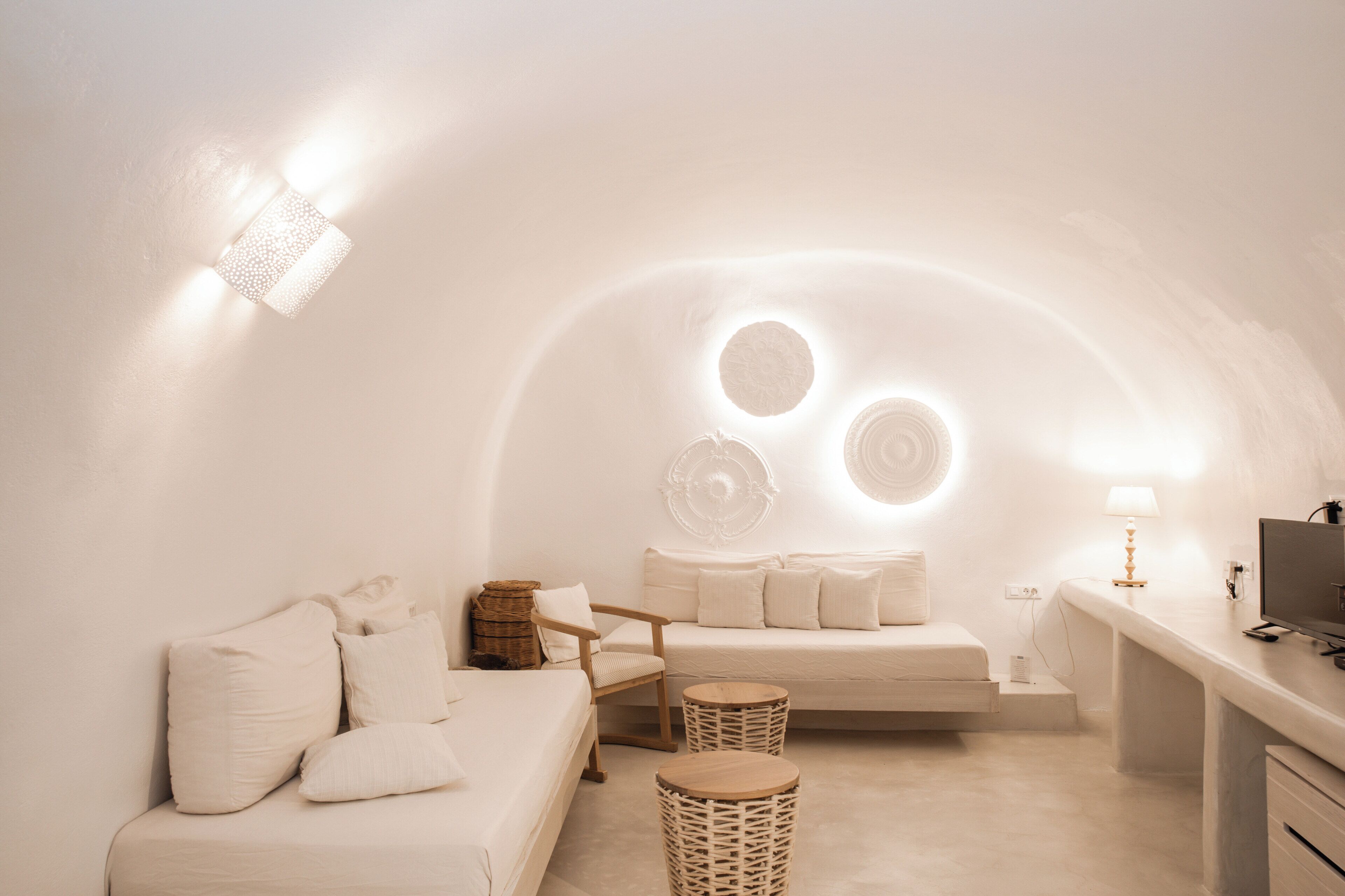 Honeymoon Suite Outdoor Hot Tub Caldera View | Egyptian cotton sheets, premium bedding, Tempur-Pedic beds, minibar