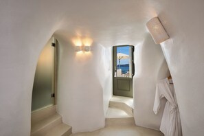 Cozy Suite, Outdoor Hot Tub | Frette Italian sheets, premium bedding, Tempur-Pedic beds, minibar - Athina Aperto Suites (Santorini)