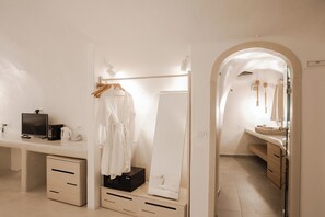 Signature Cave Suite, Outdoor Hot Tub | Cadar Frette Itali, peralatan tempat tidur premium, katil Tempur-Pedic 