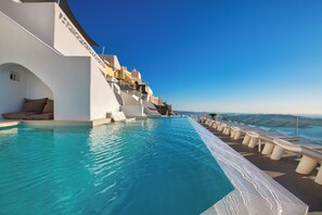Outdoor pool, pool umbrellas, pool loungers - Athina Aperto Suites (Santorini)