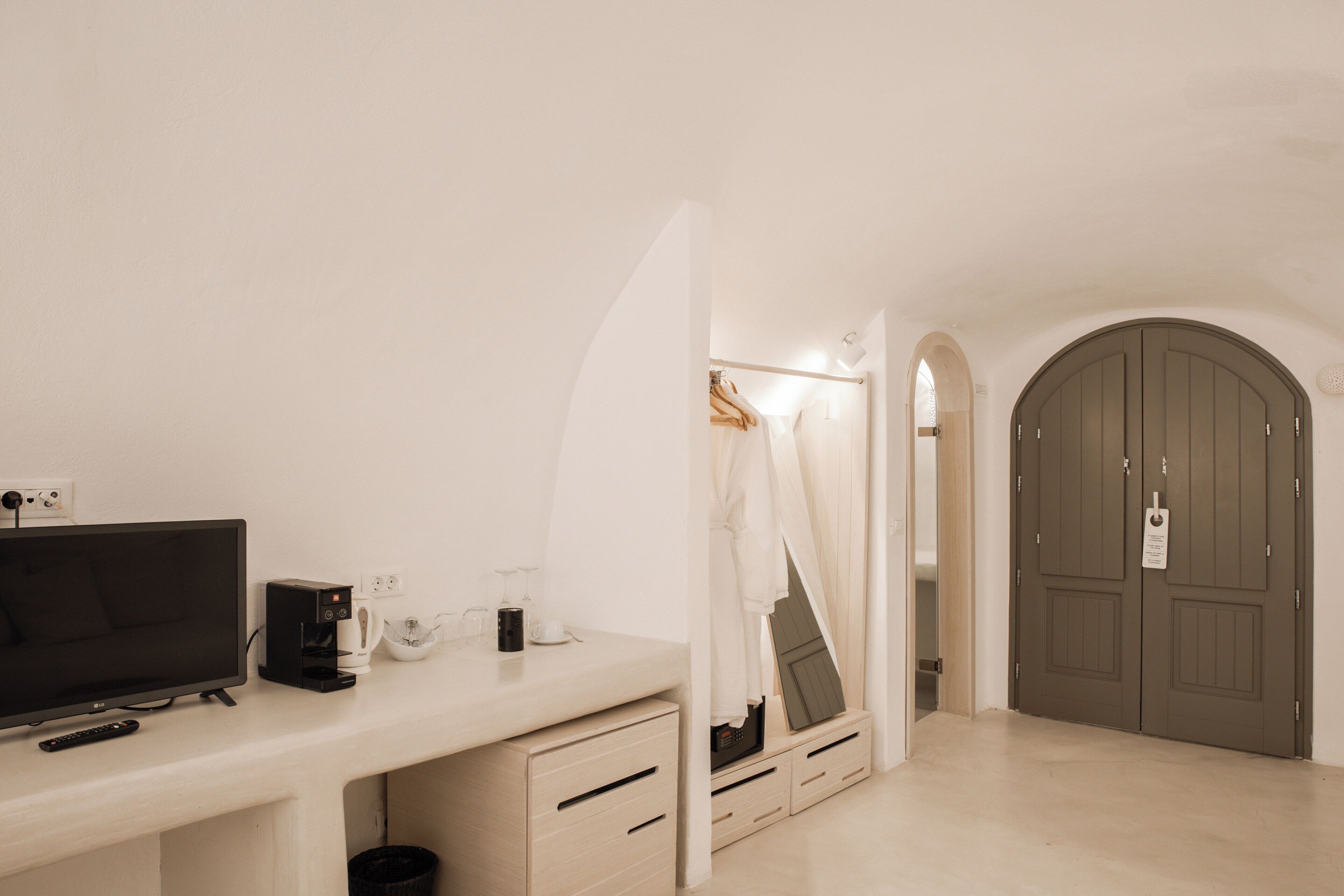 Signature Cave Suite, Outdoor Hot Tub | Frette Italian sheets, premium bedding, Tempur-Pedic beds, minibar