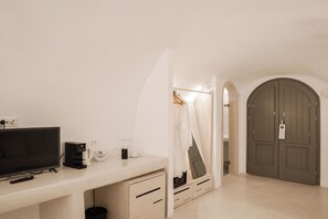 Signature Cave Suite, Outdoor Hot Tub | Cadar Frette Itali, peralatan tempat tidur premium, katil Tempur-Pedic 