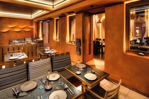 2 restaurants; breakfast, lunch, dinner, and brunch served