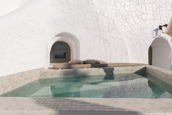 Signature Cave Suite, Outdoor Hot Tub | Balcony