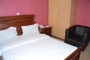 Escritorio, wifi gratis y ropa de cama