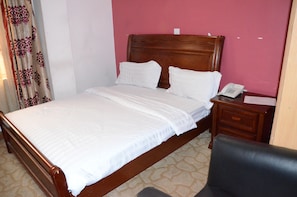 Escritorio, wifi gratis y ropa de cama