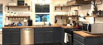 Historic Farmhouse ~ Near Historic NOTO~Bring The Entire Family!