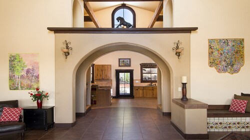 7 BR Villa auf 186 Hektar mit Veranstaltungshalle, Pferden und Whirlpool