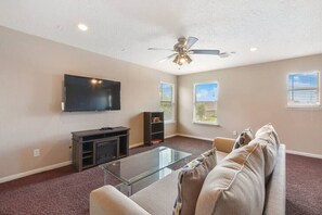 TV, fireplace - Stunning Home In Beautiful Spring (Montgomery County)