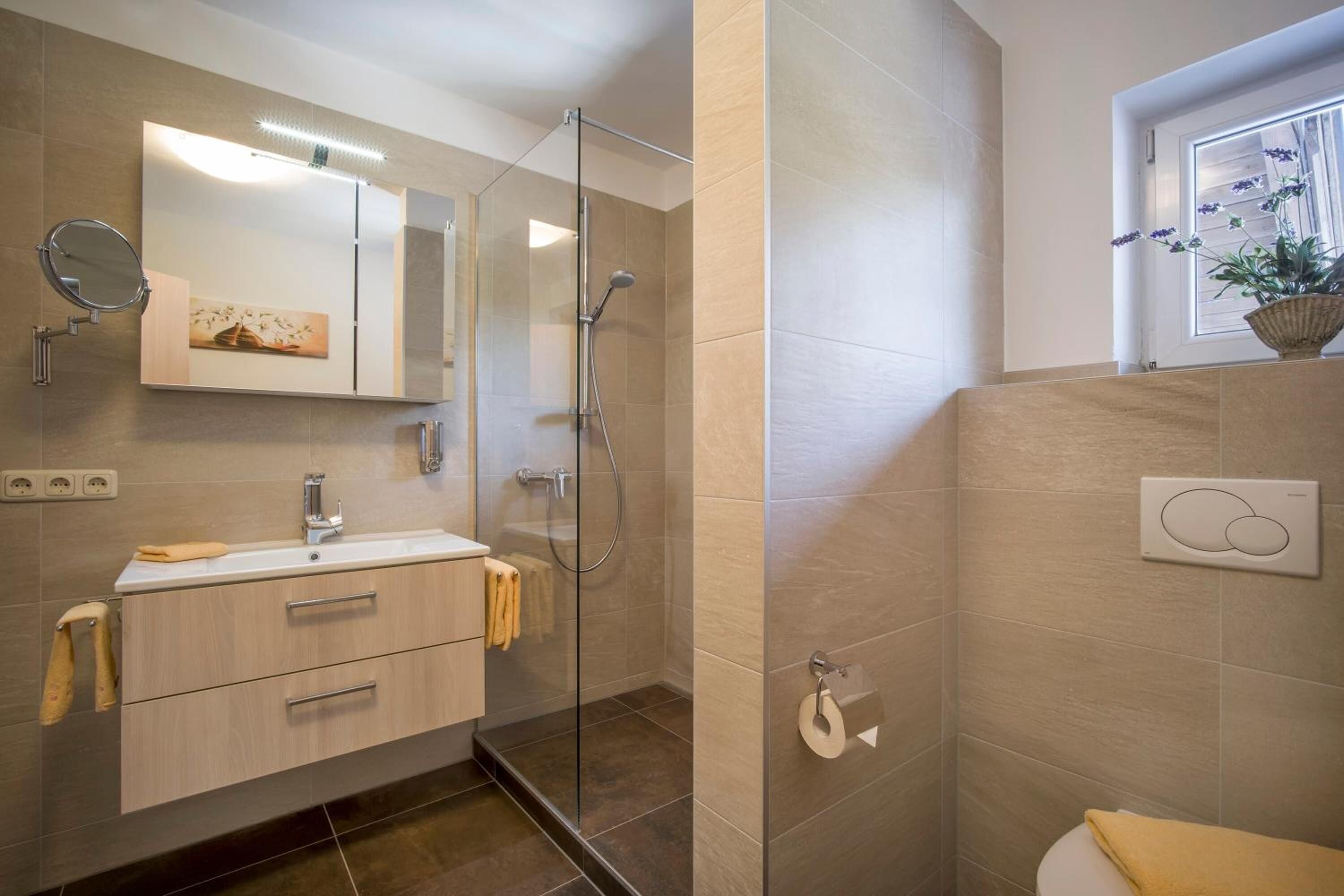 Dusche, kostenlose Toilettenartikel, Haartrockner, Handtücher