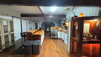 Frigorífico, microondas, horno y placa de cocina