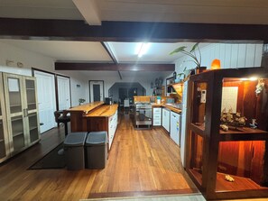 Fridge, microwave, oven, stovetop - Rustic Retreat Esperance (Castletown)