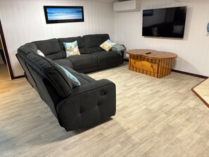 Smart-TV, Kamin, Tischtennisplatte, Bücher