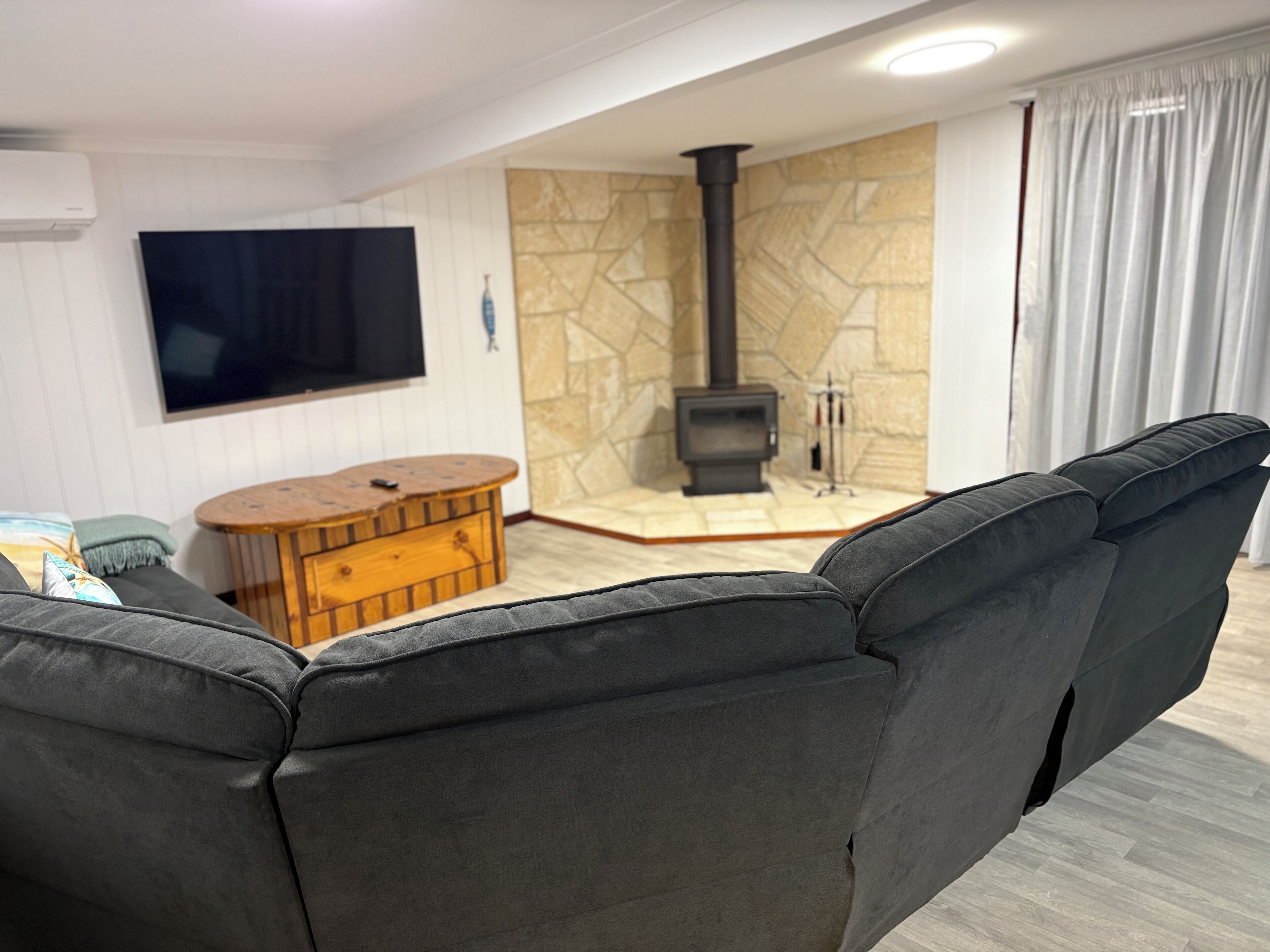 智能电视、壁炉、乒乓球、书