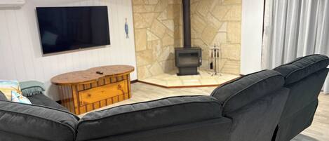 Smart TV, chimenea, tenis de mesa y libros