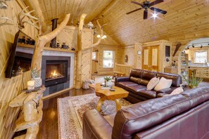 TV, fireplace, DVD player, books - Rustic Tustin Cabin on 7 Acres w/ Fire Pit & Porch (Tustin)