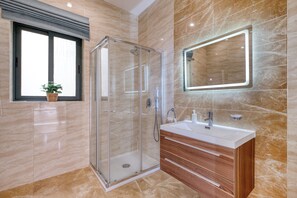 Badewanne, Haartrockner, Handtücher, Toilettenpapier