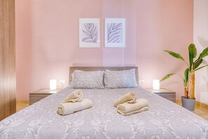 3 bedrooms, desk, iron/ironing board, free WiFi