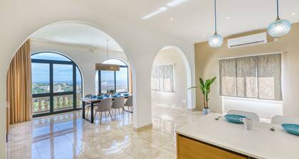 Moderne, geräumige Maisonette, Tal und Meerblick. Klimaanlage, Wi-Fi.