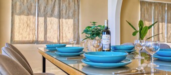 Moderne, ruime maisonnette, uitzicht op de vallei en de zee. A / C, Wi-fi.