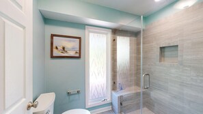 Ensemble baignoire-douche, séchoir à cheveux, serviettes fournies