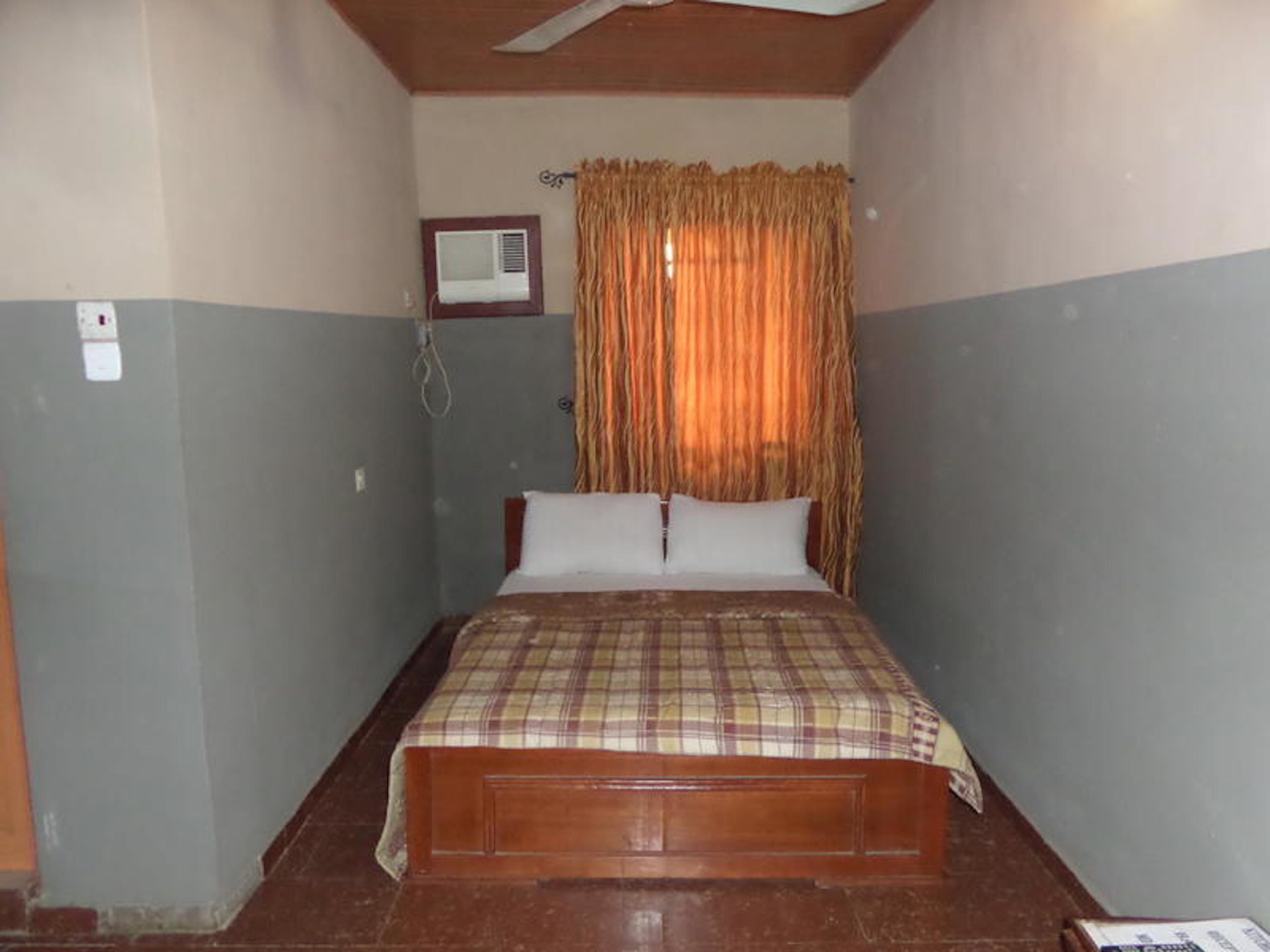 Escritorio, espacio para trabajar con laptop y ropa de cama 