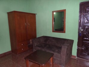 Deluxe Room | Desk, laptop workspace, bed sheets - Tajmahal Hotels (Lagos)