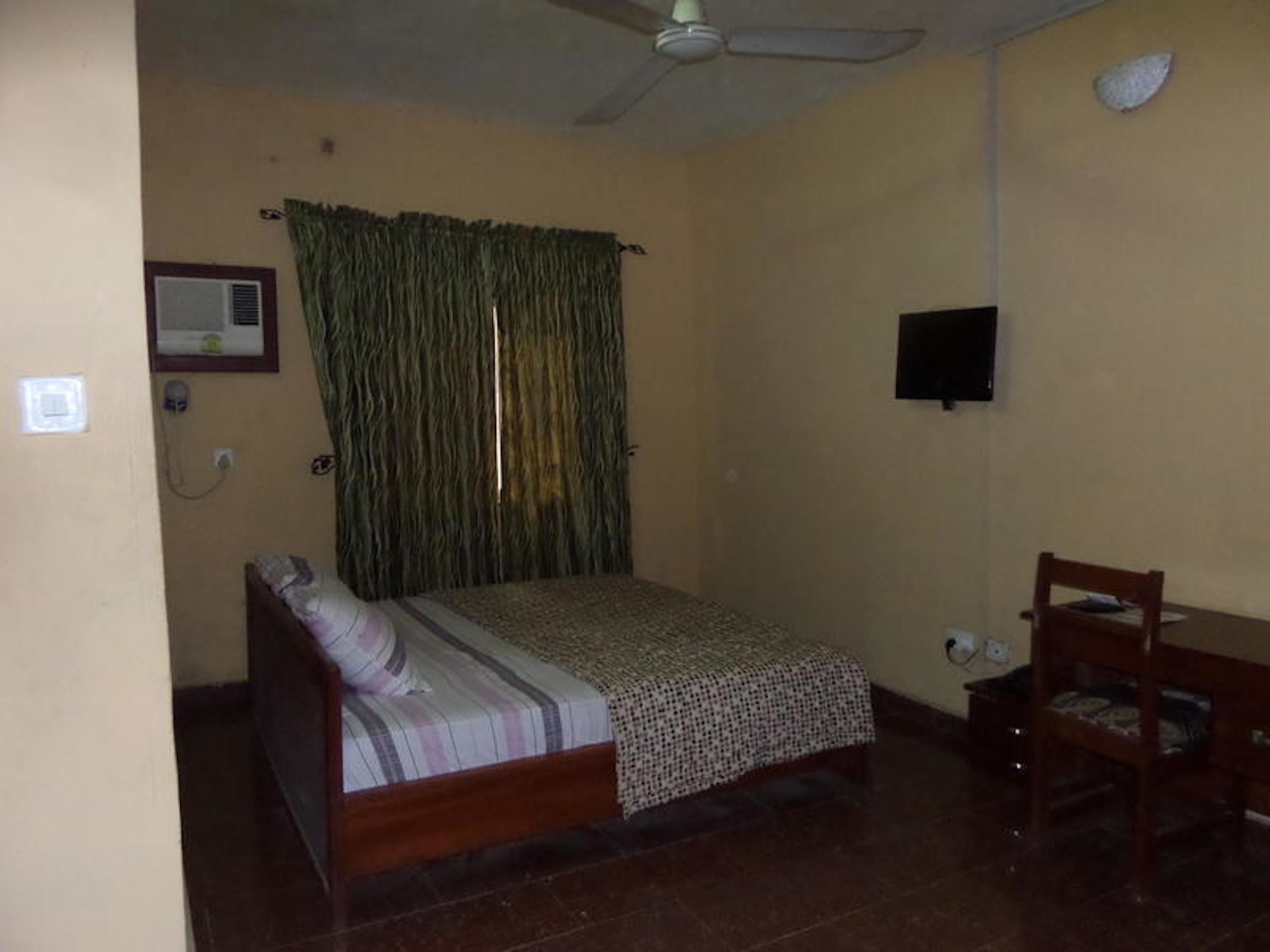 Escritorio, espacio para trabajar con laptop y ropa de cama 
