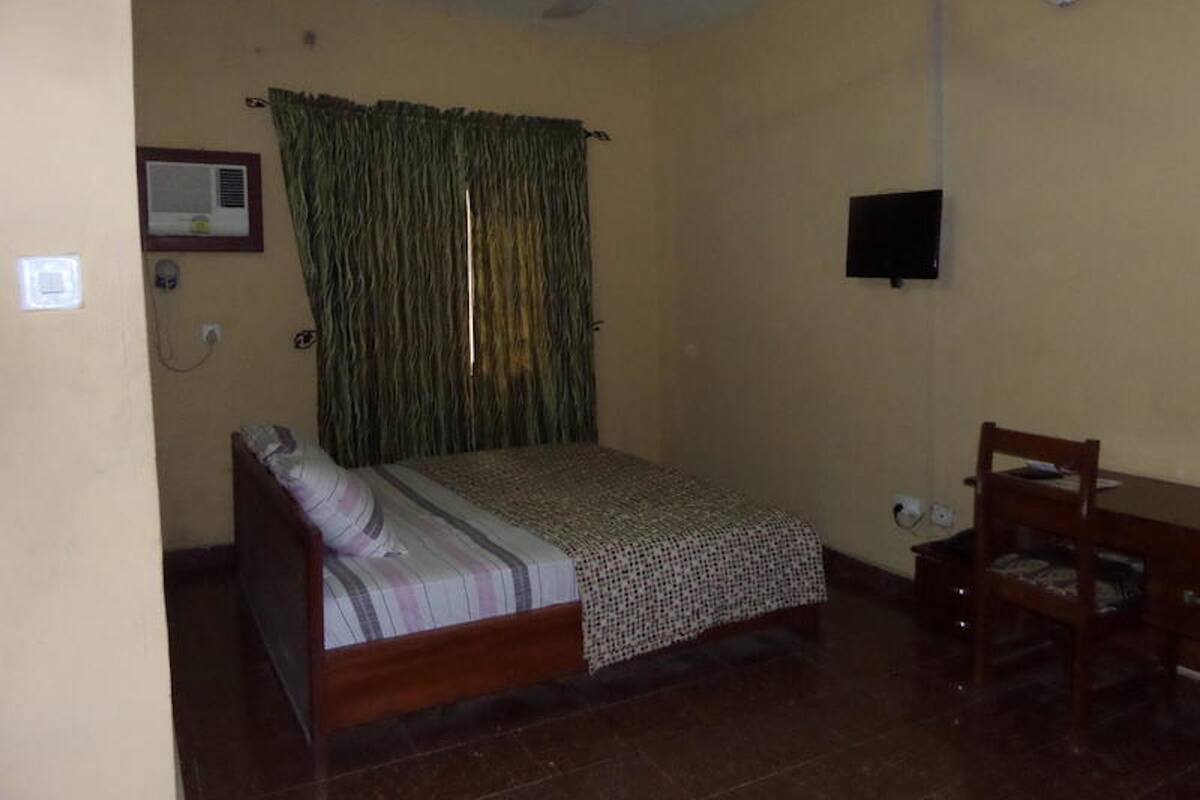 Executive Room | Desk, laptop workspace, bed sheets
