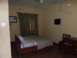 Escritorio, espacio para trabajar con laptop y ropa de cama 