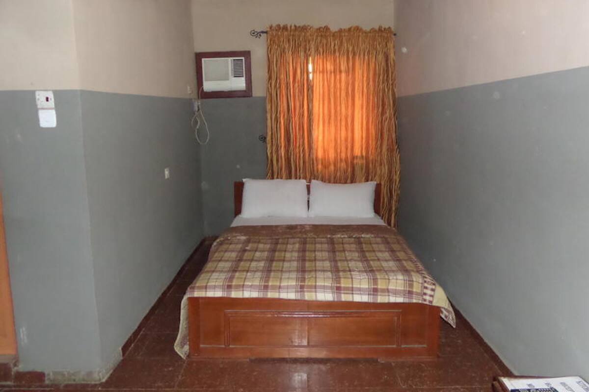 Standard Room | Desk, laptop workspace, bed sheets