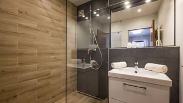 Luxury-Apartment, 1 Queen-Bett, Küche, Hügelblick | Badezimmer | Haartrockner