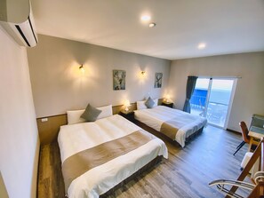 Premium bedding, down comforters, pillowtop beds, minibar - lojuseaview (Liuqiu)
