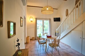 Le Gardon Cosy | Area soggiorno | TV a schermo piatto, caminetto