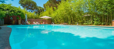 Piscine extérieure (ouverte en saison), parasols de plage