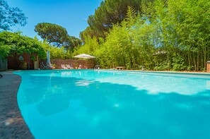 Seasonal outdoor pool, open 10:00 AM to 10:00 PM, pool umbrellas - La Bastide Des Pins (Castillon-du-Gard)