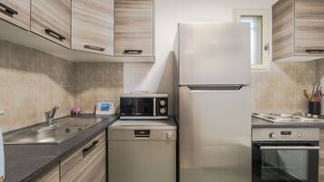 Refrigerador con freezer, microondas, horno, lavavajillas