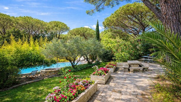 A garden with a pool, stone benches, and a variety of plants. - La Bastide Des Pins (Castillon-du-Gard)