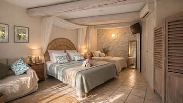 Family Triple Room, Multiple Beds, Non Smoking, Pool View (Lilas)