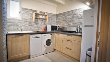 Full-sized fridge, microwave, oven, dishwasher