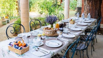 Desayuno con opciones de la cocina local todos los días (con cargo)