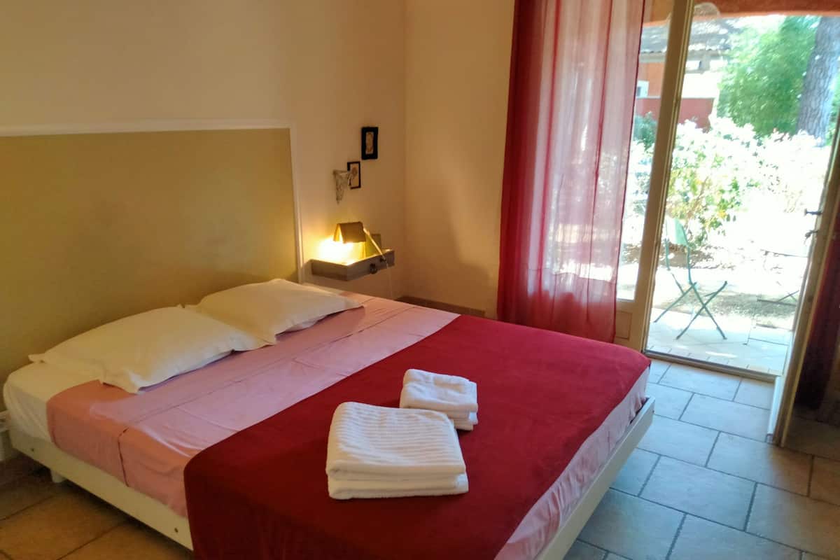 Romantic Double Room, Garden View (Griotte) | 1 bilik tidur, peralatan tempat tidur premium, bar mini