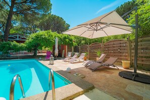 Seasonal outdoor pool, open 10:00 AM to 10:00 PM, pool umbrellas - La Bastide Des Pins (Castillon-du-Gard)
