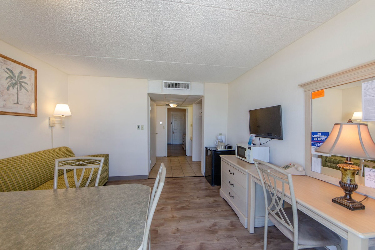 Suite, 1 Bedroom, Streetside | 客廳 | 平面電視