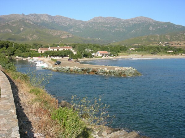 Vista frontal de la propiedad